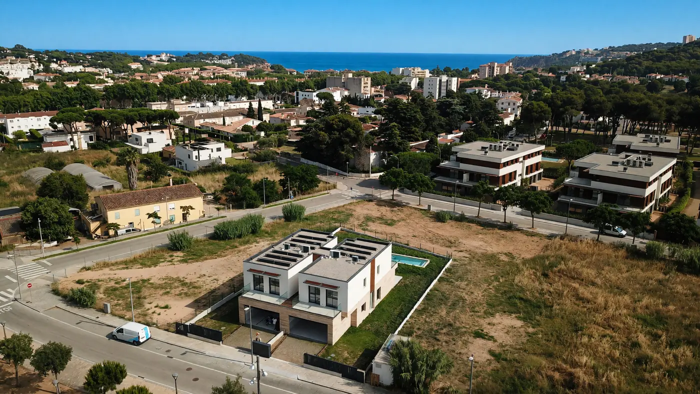 Vista aérea de S'Agaró con la casa en primer plano y el mar al fondo