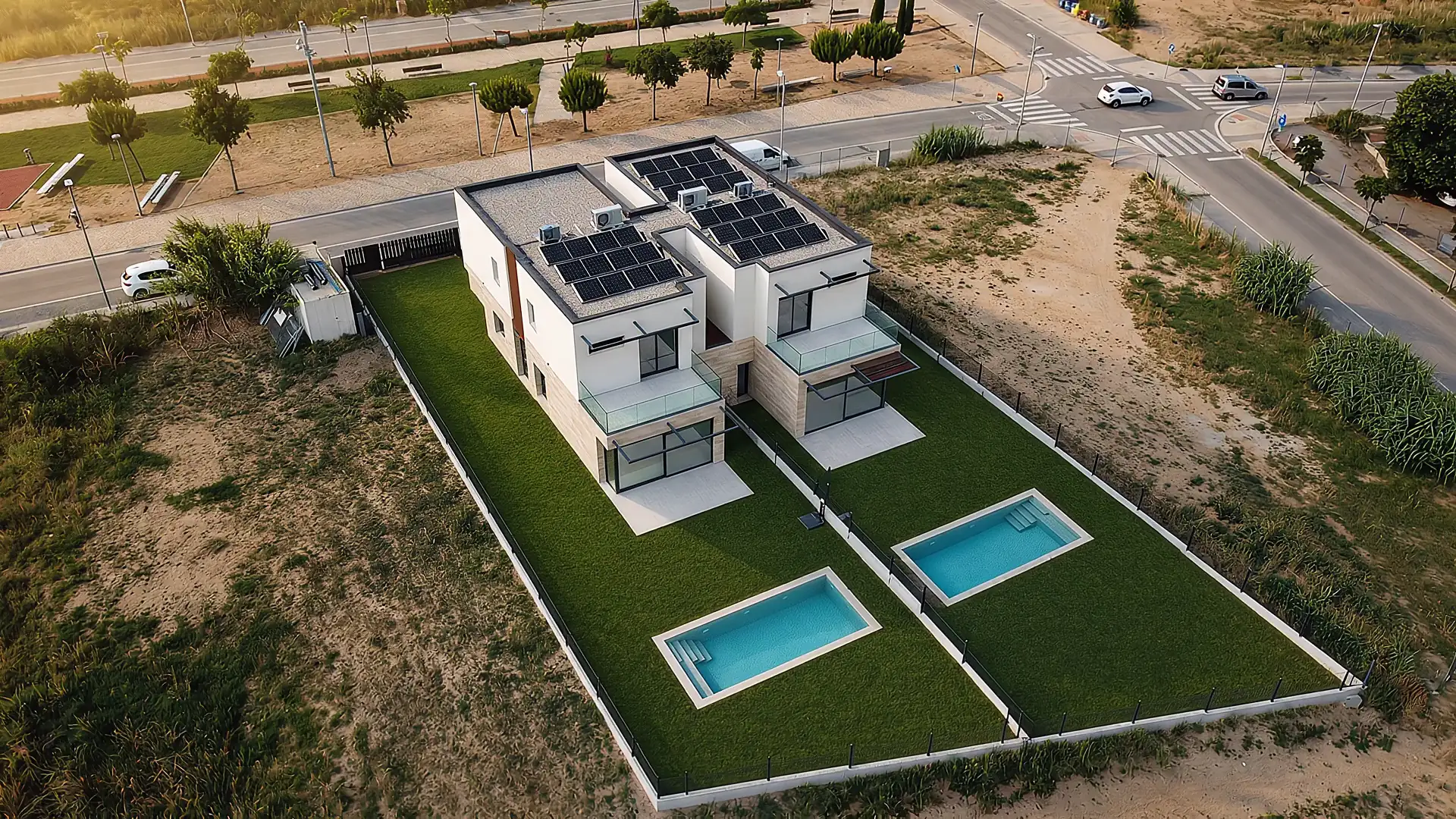 Fachada de la casa al anochecer, con las luces encendidas